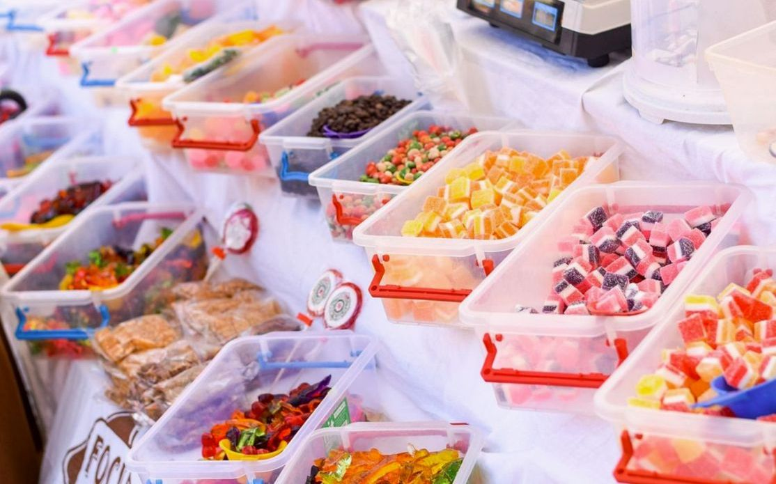 Una caja rústica de chocolates con acabado gourmet