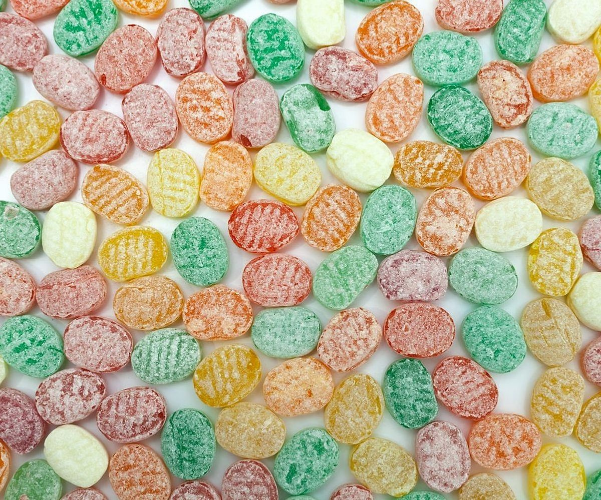 Vidriera de 500 Fantasías Sabrosas llena de bombones de chocolate y golosinas premium